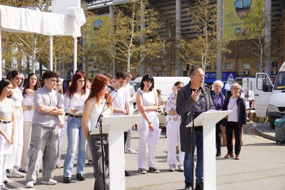 El Poesia Lleida 2024, aquest dijous, ha tingut presència al mercadet del Camp d'Esports..
