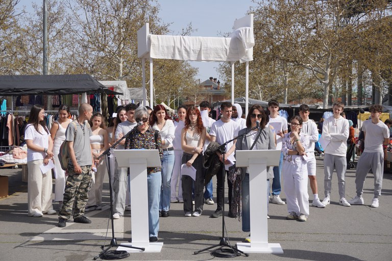 El festival Poesia Lleida d'enguany ha programat diverses accions al carrer, com la d'aquest dijous al mercadet del Camp d'Esports.