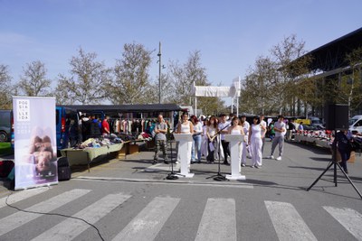 Alumnat de l'institut Gili i Gaya, en l'acció poètica aquest matí al mercat de Camp d'Esports..