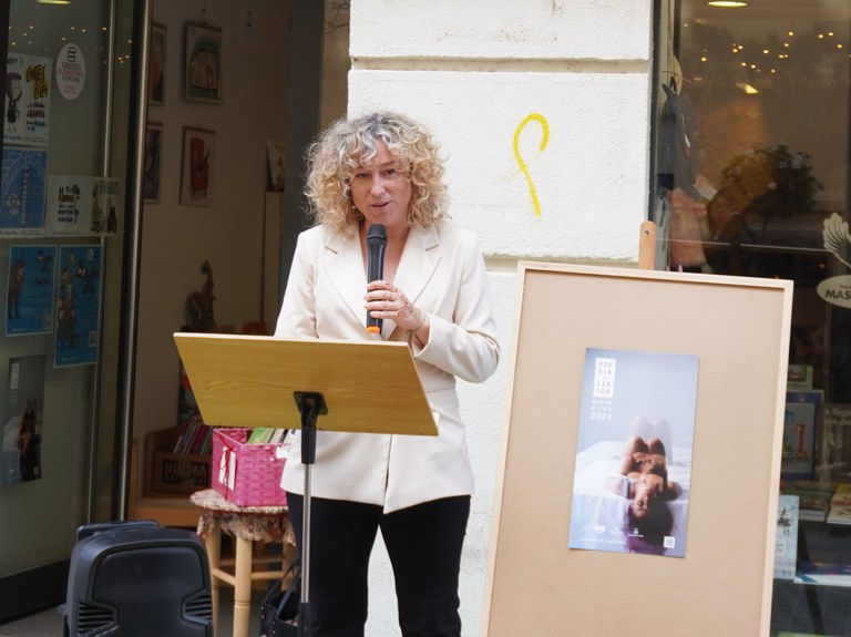 La regidora Pilar Bosch ha participat en la lectura de poemes que s'ha fet aquest matí en el marc del festival Poesia Lleida.