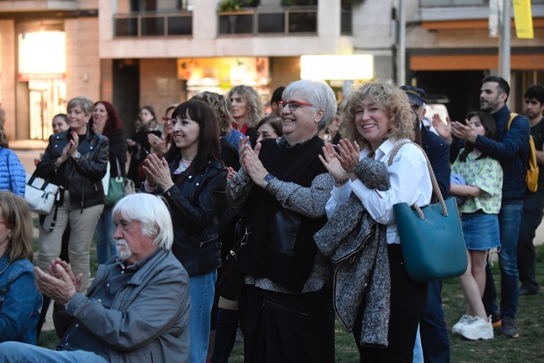 La tinent d'alcalde Carme Valls, la regidora Pilar Bosch i la comissionada per a les Polítiques Feministes, Verònica Martínez, han assistit a l'acció poètica d'aquesta tarda.