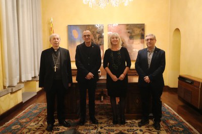 El paer en cap i el bisbe de Lleida, amb la pregonera i el president dels pessebristes, després que aquesta signés en el llibre d’honor de la Paeria