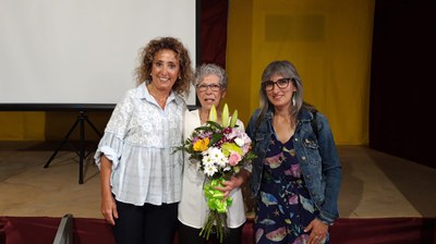 La tinent d'alcalde Sandra Castro i la regidora Marta Gispert, amb l'homenatjada, Marisel Esterri Viladegut.