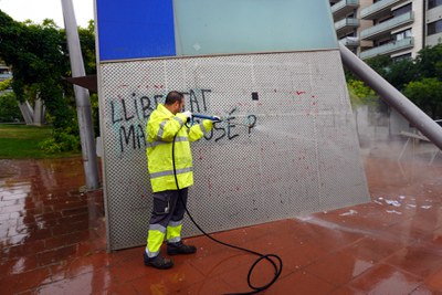 Un operari neteja pintades a la plaça Blas Infante.