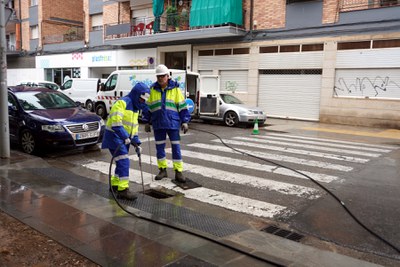 Tasques de neteja d'embornals a Cappont.