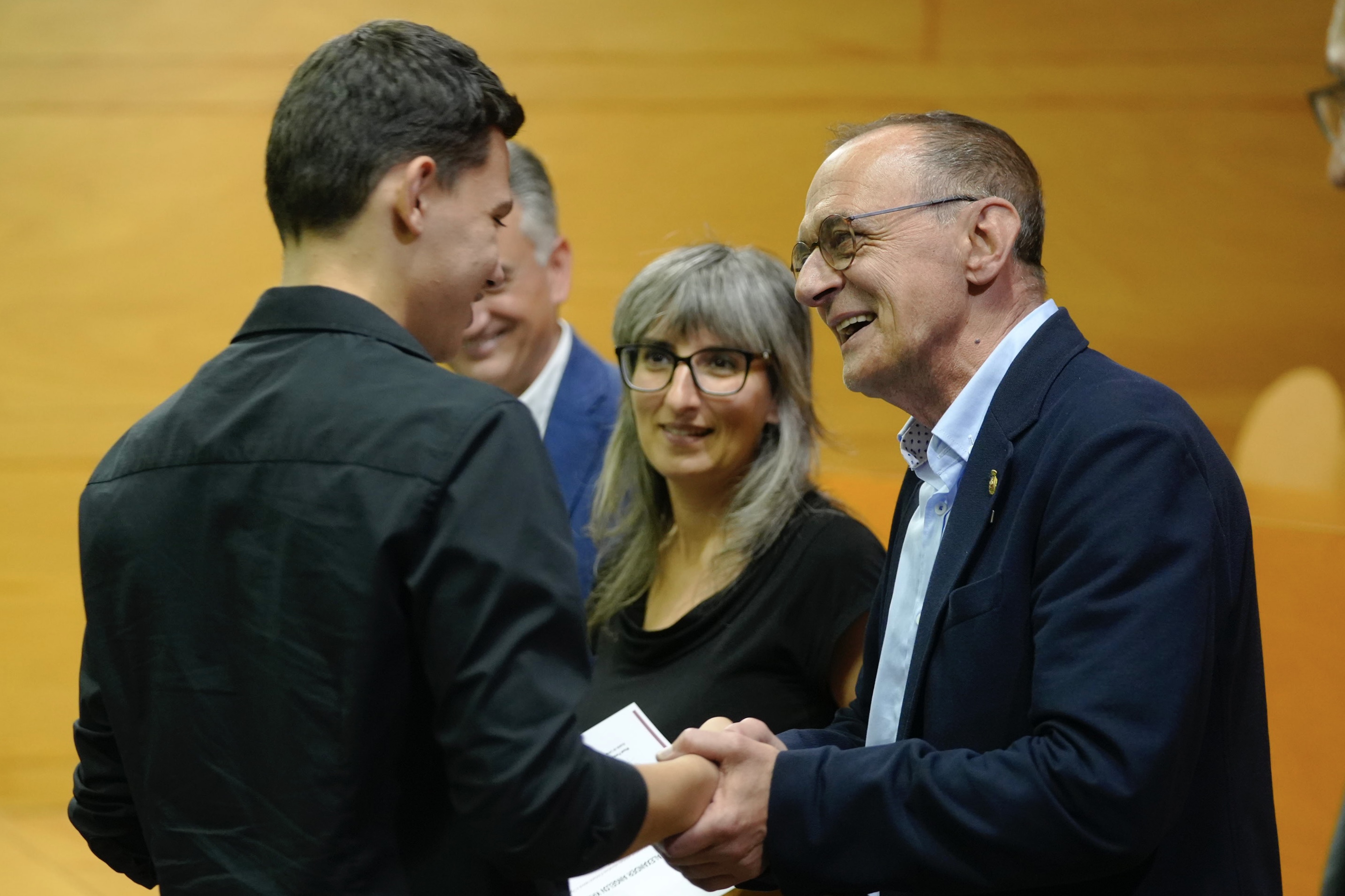 El paer en cap en funcions, Miquel Pueyo, i la tinent d'alcalde en funcions Sandra Castro han participat en l'acte de lliurament de diplomes del programa Èxit.