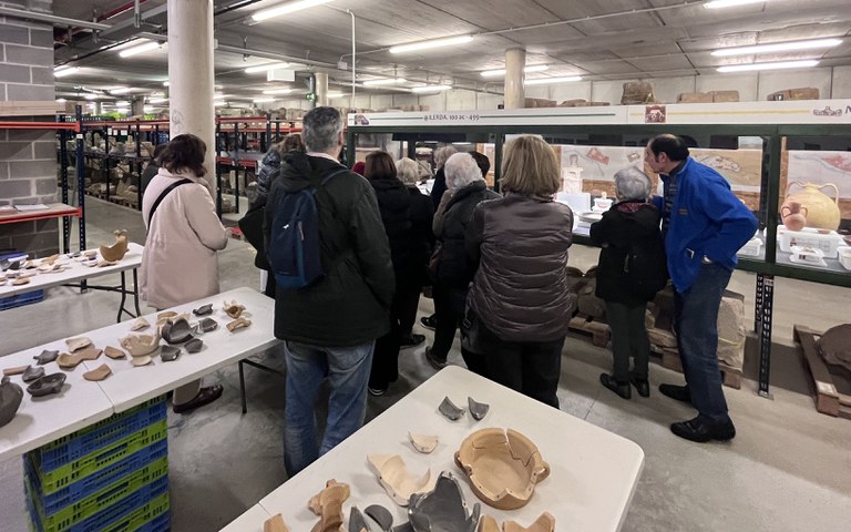 El projecte Descobrim Lleida uneix cultura i cohesió social. A la imatge, visita a l'Arxiu Arqueològic municipal.