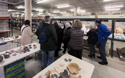 El projecte Descobrim Lleida uneix cultura i cohesió social. A la imatge, visita a l'Arxiu Arqueològic municipal..