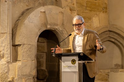 Larrosa durant la seva intervenció en la presentació de "Realitat Retrobada".