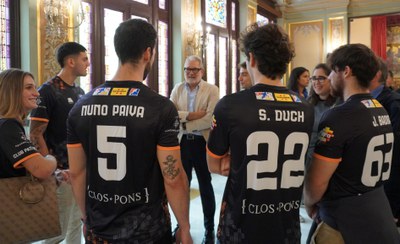 El paer en cap ha saludat esportistes que participen en el projecte Referents i que avui han assistit a la presentació a la Paeria..