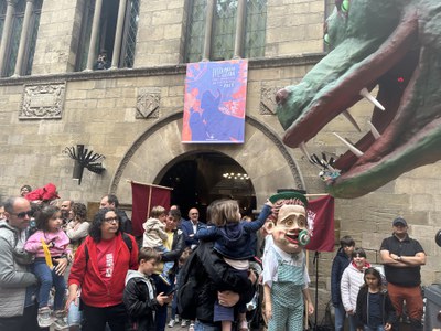 L'alcalde Miquel Pueyo durant l'entrega dels xumets al Marraco.