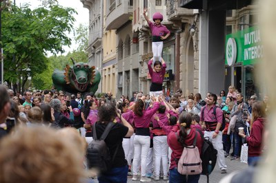 La Canalla dels Castellers de Lleida durant el lluïment a l'avinguda Blondel.