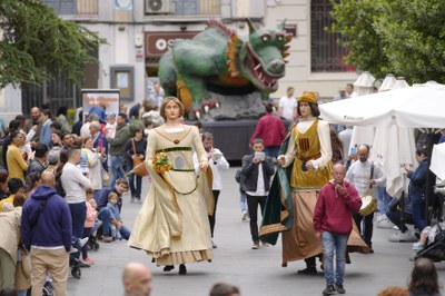 Els gegantons, Berenguer i Violant, tancant la cercavila.