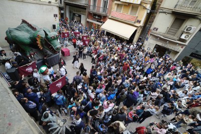 El Marraco davant de Paeria per rebre els xumets dels més petits de la casa.