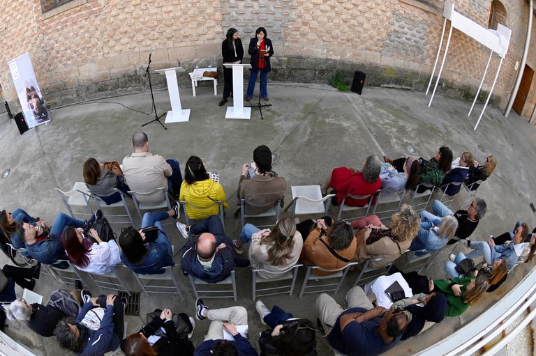 Cleofé Campuzano i María Sànchez han recitat poemes al Centre d’Art La Panera sota el títol “Fonda endins, l’arrel” i amb el lema conductor  “Poesia, art i natura”.