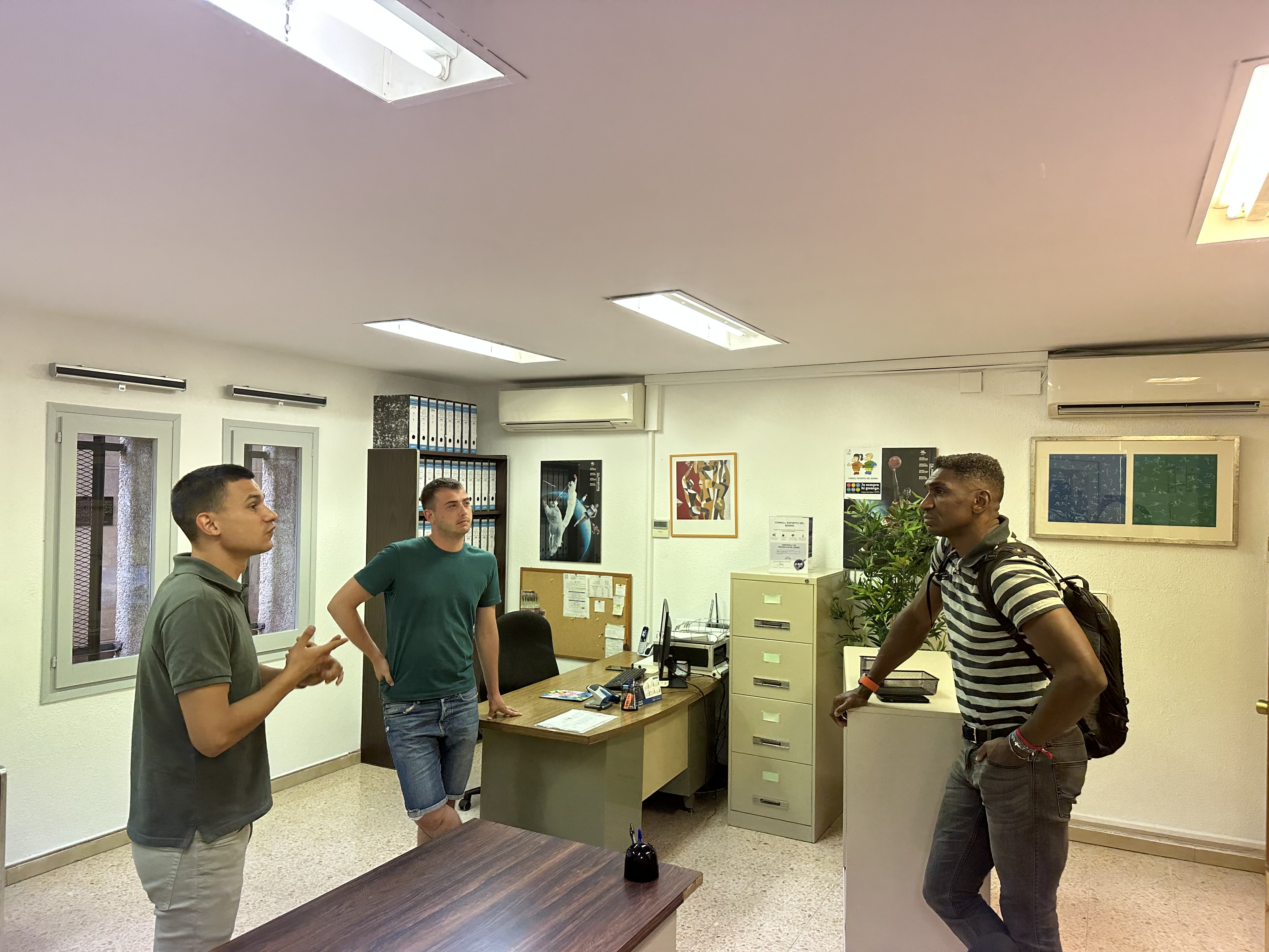 Durant la reunió, el regidor ha pogut conèixer de primera mà els serveis que ofereix el CES