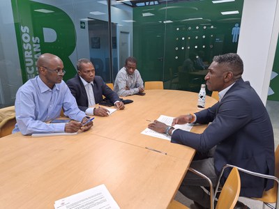 Un moment de la reunió a la Regidoria de Cooperació.