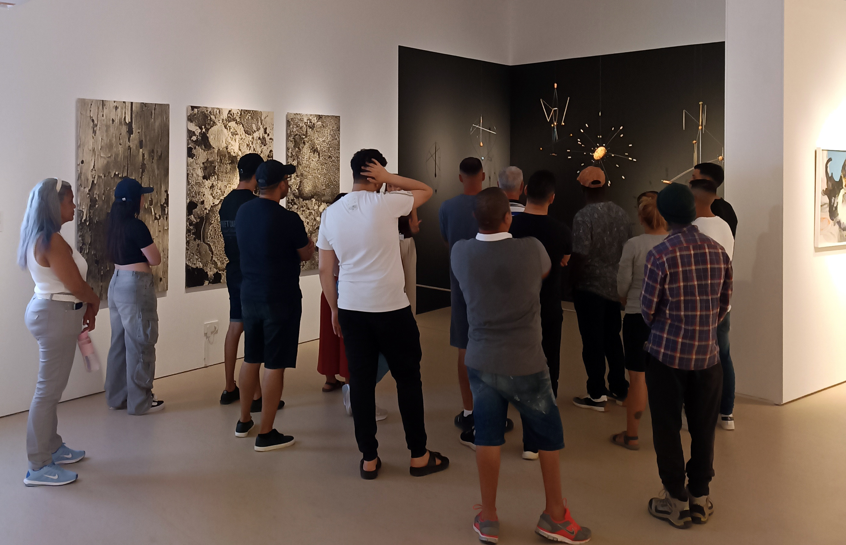 El Servei d’Acollida Municipal apropa la cultura per mitjà de sortides a espais i equipaments municipals com el Museu Morera.