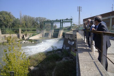 L'alcalde Fèlix Larrosa ha visitat les comportes del camí de Grenyana - Canal de Serós, amb el secretari d'estat de Medi Ambient, Hugo Morán..