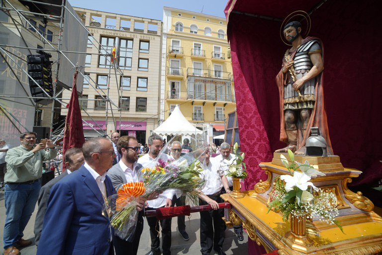 La ciutat fa ofrena floral al patró