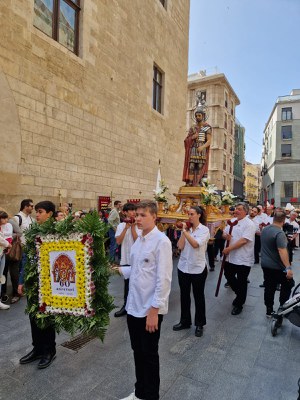 L'Agrupació Ilerdenca de Pessebristes ha estat l'entitat encarregada de portar el Patró des de la Catedral, fins a l'església de Sant Joan.