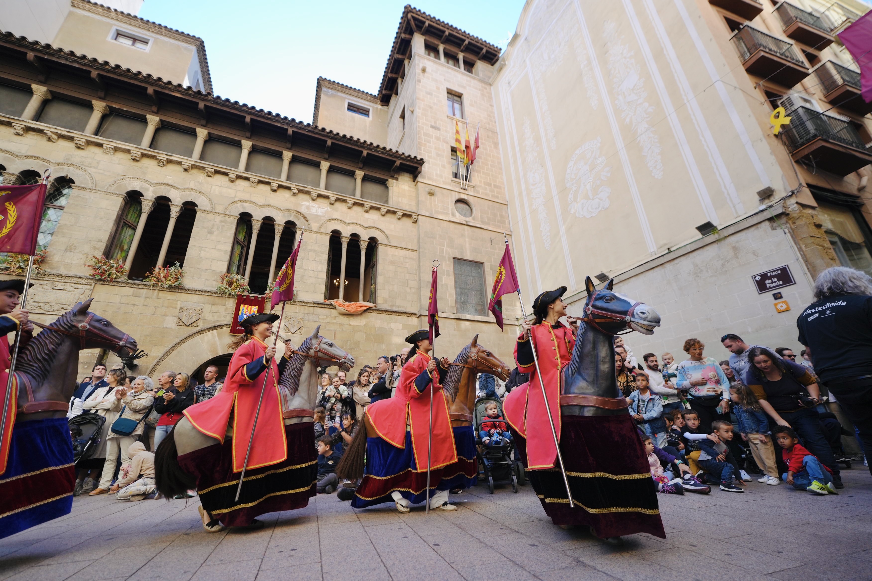 El Ball de Cavallets amb els Grallers de Vinardells a la plaça de la Paeria