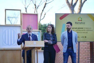 El conseller Campuzano, la consellera Ubasart i el tinent d'alcalde Enjuanes, durant la presentació.