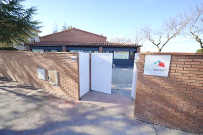 El centre té l’aspecte d’una llar, perquè els infants i les seves famílies el reconeguin com un espai que proporciona seguretat i confiança.