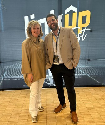 La regidora Pilar Bosch ha saludat l'organitzador del Link Up Fest, Jordi Bernat, avui a la Llotja..