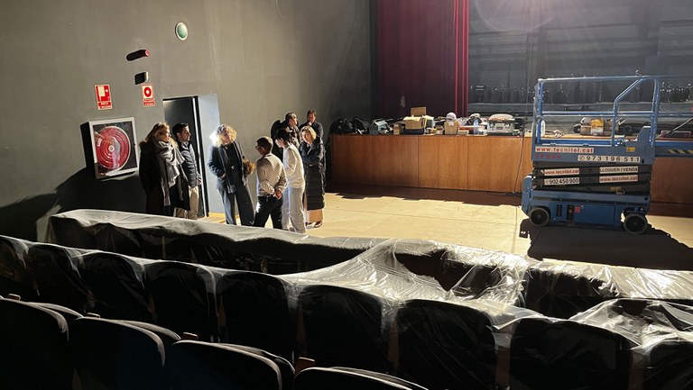 La tinenta d'alcalde Begoña Iglesias i la regidora Pilar Bosch han visitat avui els treballs de millora que s'estan fent al Teatre Municipal de l'Escorxador.