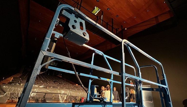 Treballs de millora al teatre de l'Escorxador, que guanya en il·luminació i seguretat.