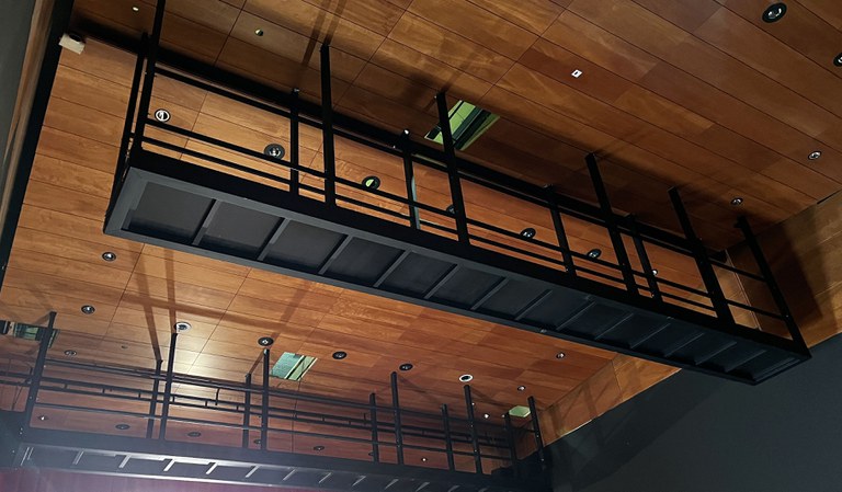 Important millora a la sala 1 de l'Escorxador amb la instal·lació de dues passarel·les fixes transitables, per a una millor llum escènica,