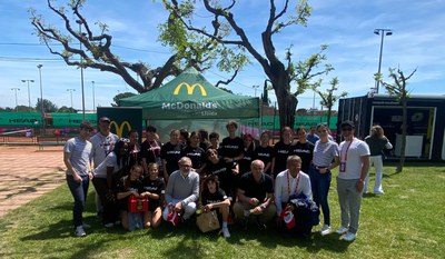 L'alcalde, amb voluntaris i equip tècnic del club.