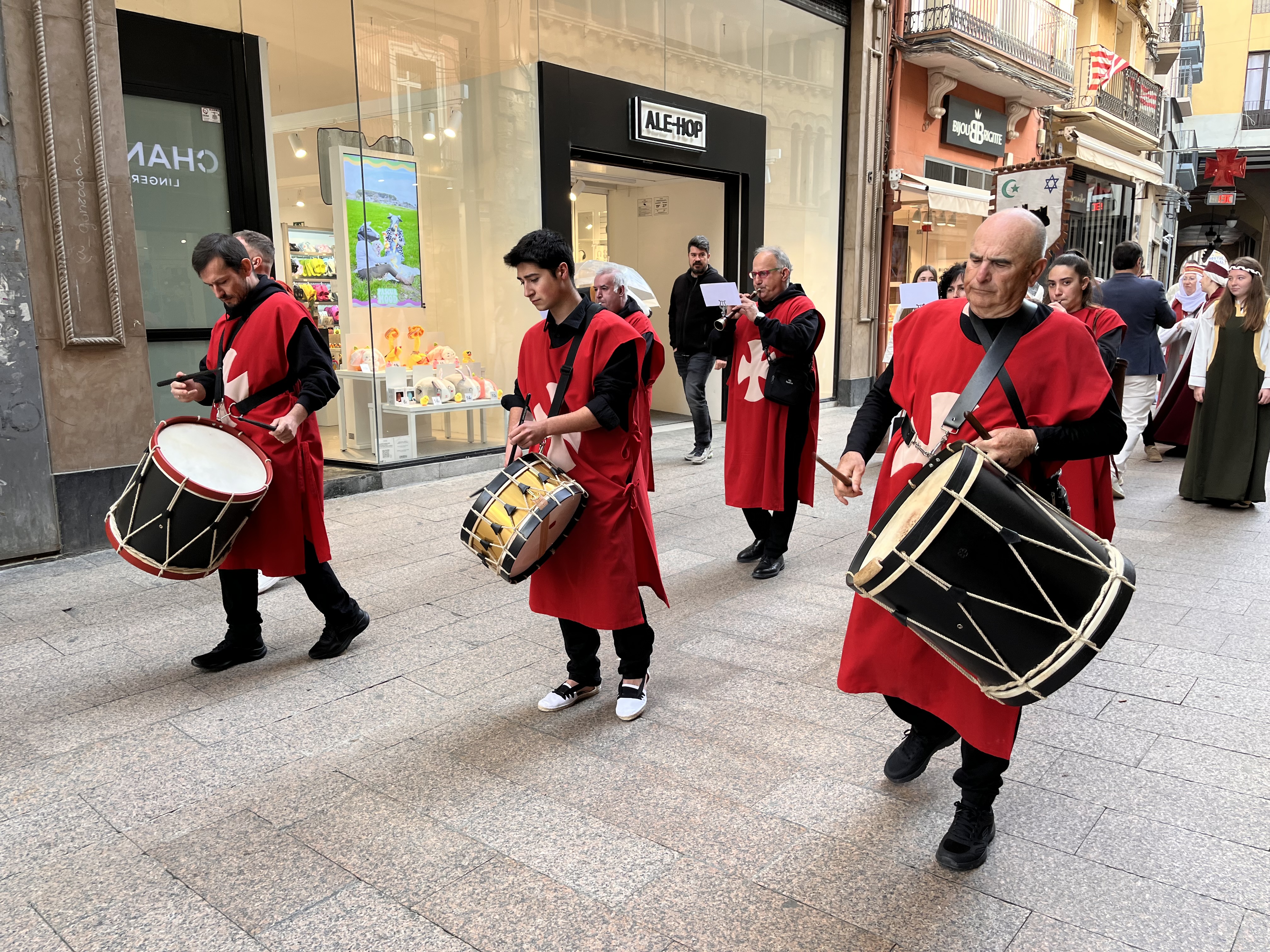 Els gegants del Grup Cultural Garrigues han desfilat pels carrers Major i Alcalde Costa abans d'arribar al Castell