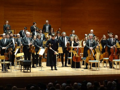 Joshua Bell saludant al públic amb la Franz Schubert Filharmonia
