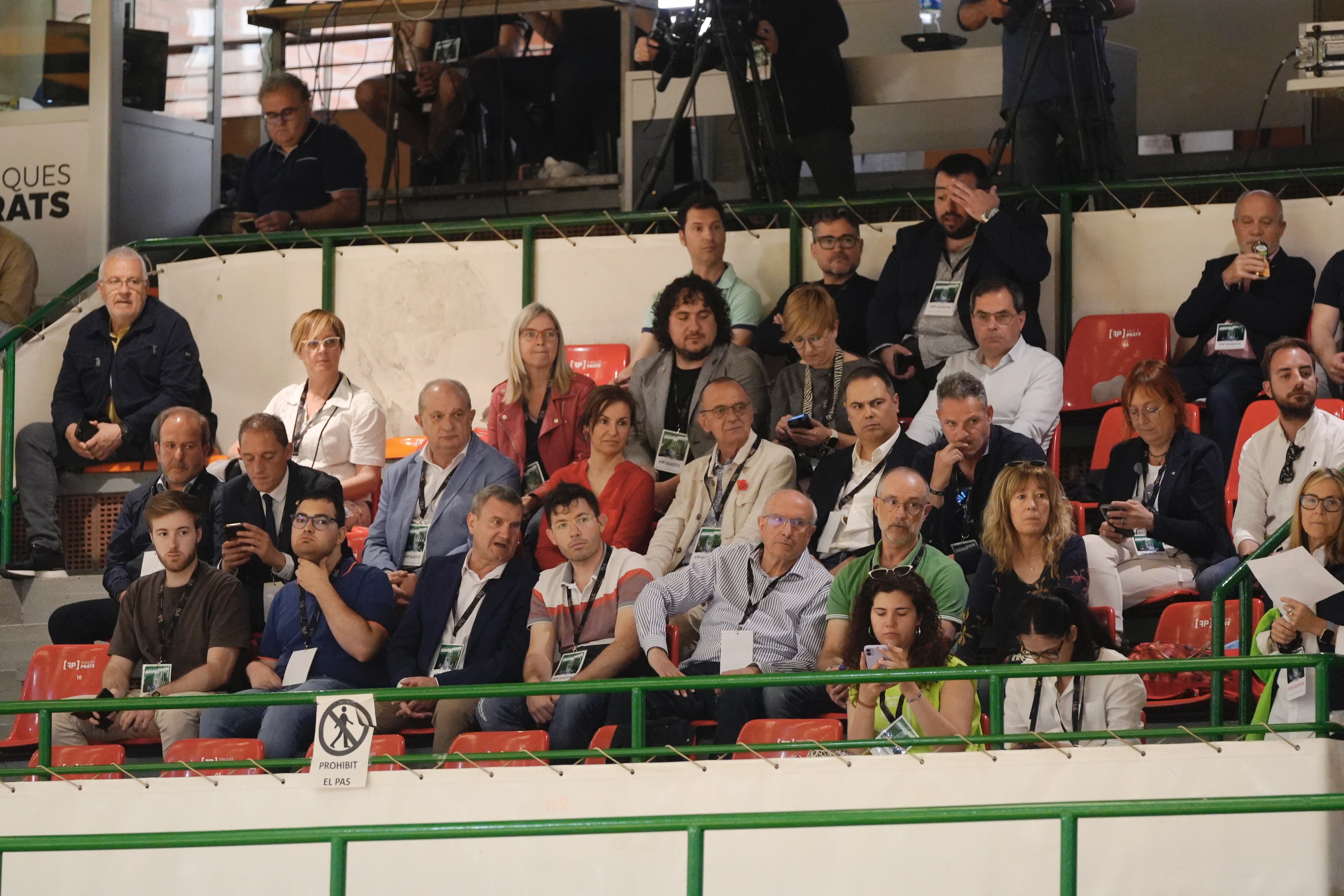 La tribuna d'autoritats durant el partit.