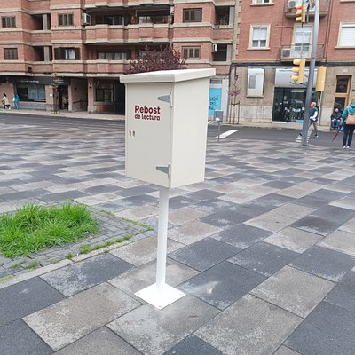 Un altre dels armaris biblioteca, a la plaça del Treball.