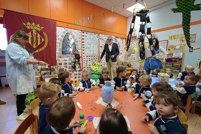 L’alcalde també ha compartit una estona de joc amb els més menuts, que estan treballant aquests dies les tradicions de Festa Major.