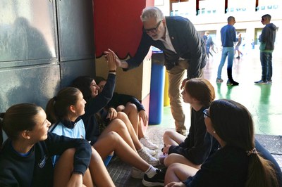 El paer en cap ha saludat els estudiants del centre educatiu.