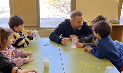 El regidor Blanco ha preguntat als nens i nenes sobre els tallers que estan fent aquests dies al casal de Nadal..