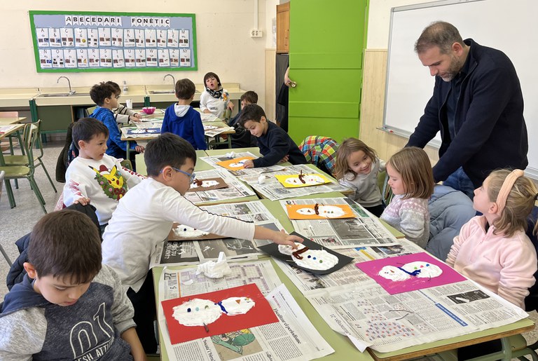 El regidor Xavier Blanco ha visitat el casal que s'està fent aquests dies a l'escola Joan XXIII.