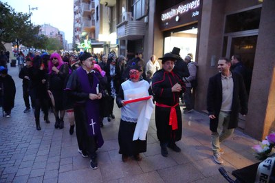La vetlla ha començat a les sis al c/ de Pi i Maragall, al costat de l’Auditori municipal Enric Granados, on s’ha aplegat el seguici fúnebre.