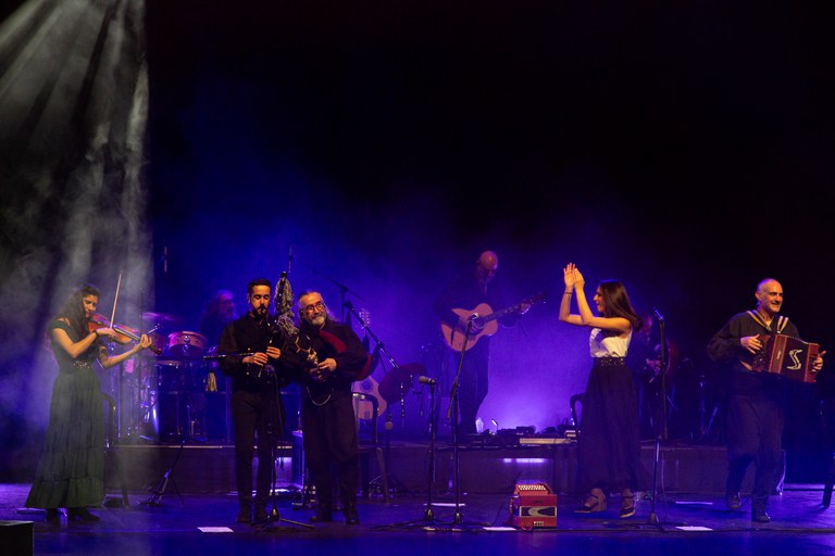 El MUD ha portat a l'escenari del Teatre Municipal de l'Escorxador, aquset divendres, el grup gallec de folk Luar Na Lubre.