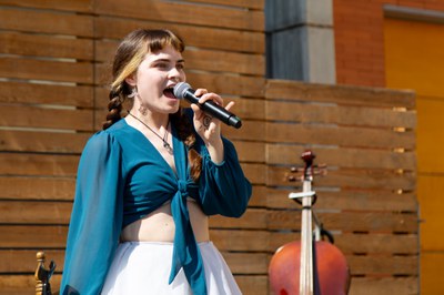 Actuació de Cinta, a la plaça Esteve Cuito, en el marc del MUD 2024..