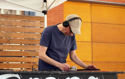 Sessió de DJ dins els concerts-vermut del MUD, una de les novetats d'enguany del festival..