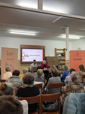El tinent d’alcalde i regidor de Participació, Carlos Enjuanes, i la tinenta d’alcalde i regidora del Clot, Carme Valls, han participat en el consell d’aquest vespre, al local social del Clot..