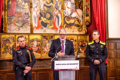 L'alcalde Larrosa, amb l'inspector Ribelles dels Mossos i l'intendent Mallada, de la Urbana, ha presentat les dades del balanç policial.
