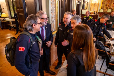 L'alcalde i la tinenta d'alcalde conversen amb responsables dels cossos i forces de seguretat i emergències.