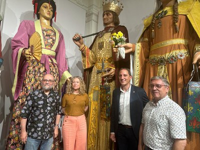 La regidora de Cultura, Pilar Bosch, acompanyada del subdelegat del Govern a Lleida, José Crespín, ha col·locat un fanal a un dels Gegants.