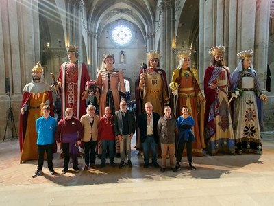 L'alcalde, Fèlix Larrosa, el director del Consorci del Turó de la Seu Vella, Joan Baigol, i el president dels Amics de la Seu Vella, Joan Ramon González, amb els caps de les colles geganteres i gegants que han participat al Dia de la Seu Vella.